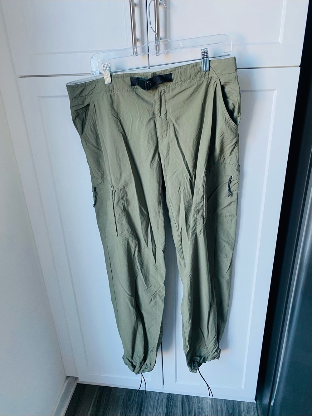 Mountain hardwear women’s adventure pants size 12 olive green